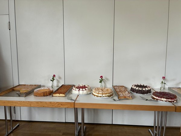 Tortenbuffet beim Kundencafé von Hand in Hand Neunkirchen